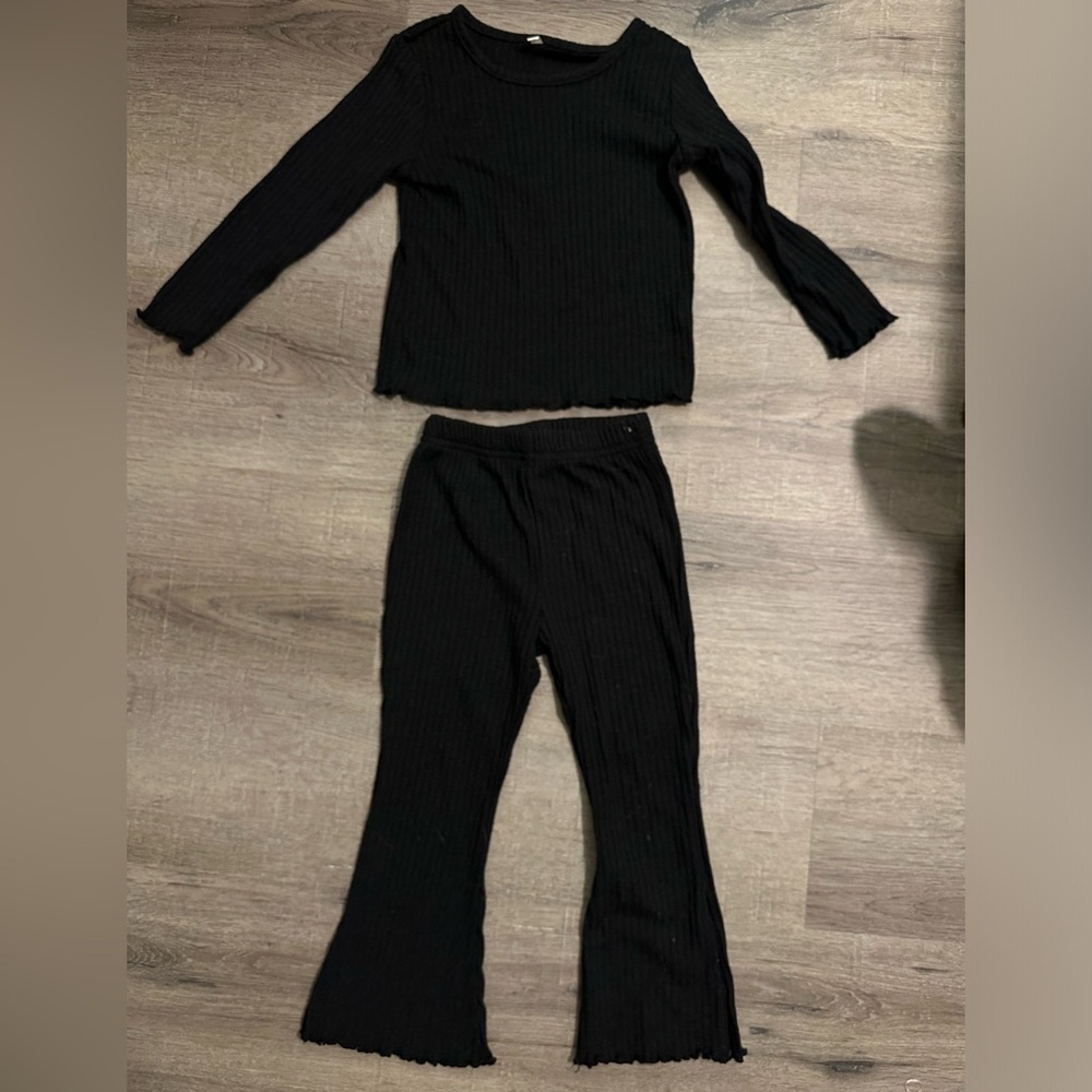 Little Girls 2 Piece Set | long sleeve & pants set | black | 4T | 110 | EUC